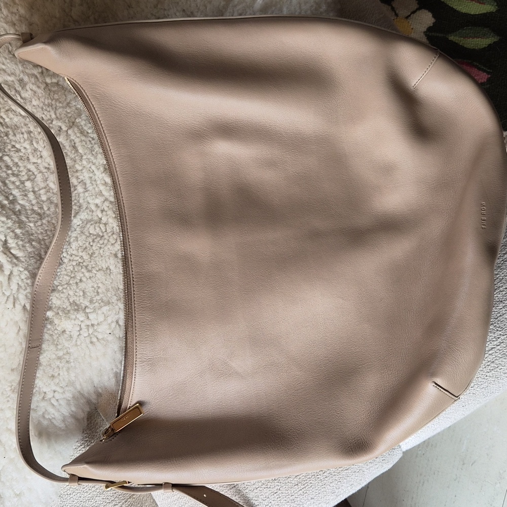 The ROW rare N/S Izzy in Lambskin Lux Neutral - Picture 5 of 8